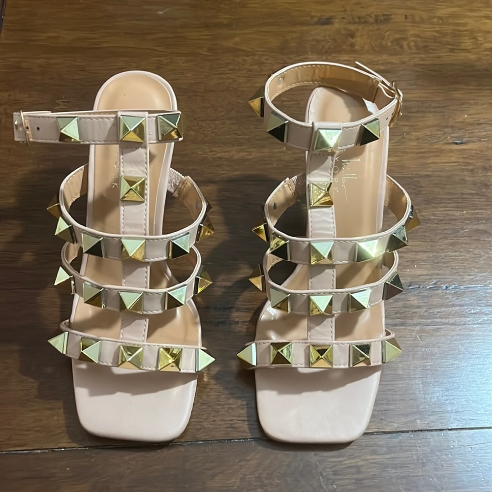 NWOT Nicole Miller Heel